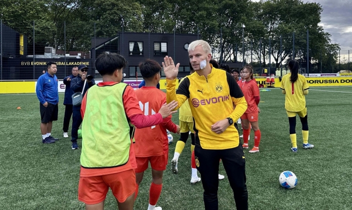 Đội Việt Nam tập luyện cùng HLV của Dortmund