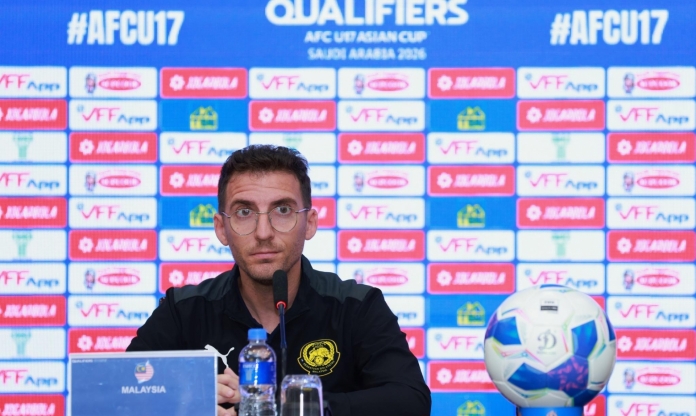 HLV Malaysia thốt lên khi thua 0-4: 'Việt Nam quá mạnh'