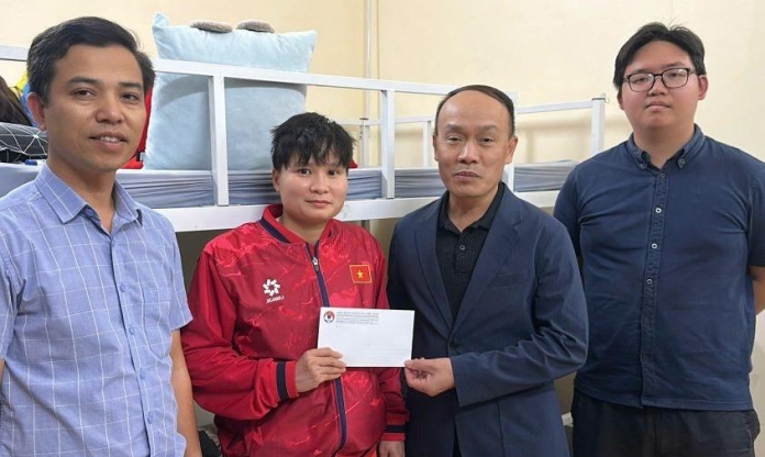Lãnh đạo LĐBĐ Việt Nam thăm 2 cầu thủ lỡ hẹn SEA Games
