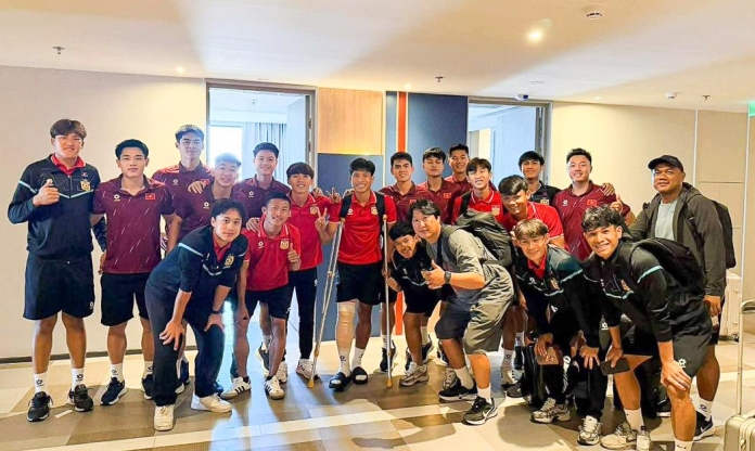 U22 Việt Nam bất ngờ tặng tiền cầu thủ Lào bị gãy chân