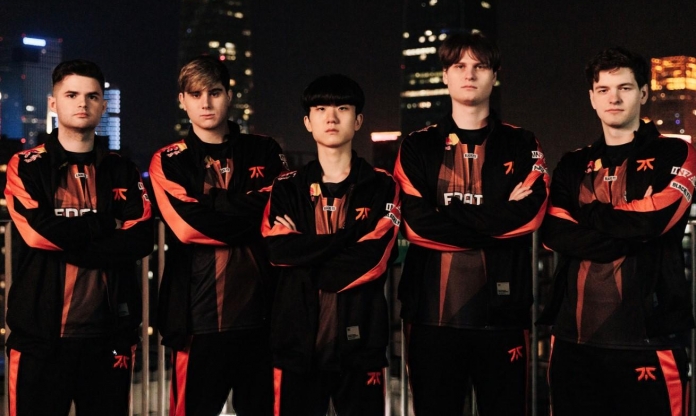 FNC nổ drama sau khi bị loại khỏi CKTG 2025: HLV và tuyển thủ thi nhau 'đổ lỗi'