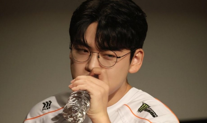 Khán giả phấn khích khi HLE có hành động 'hơn đứt' T1 trong ngày giới thiệu Gumayusi