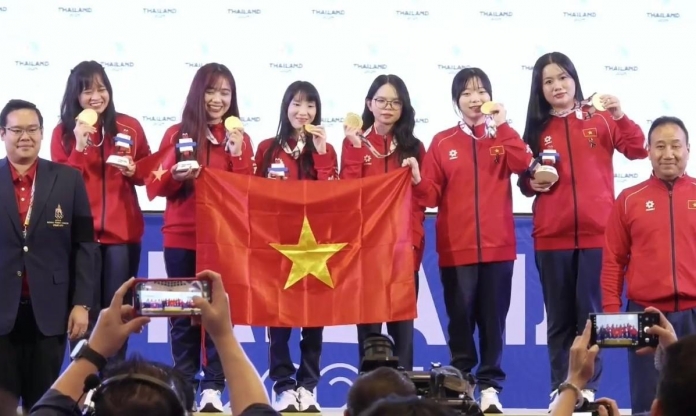 Đại diện đoàn Thể thao Việt Nam trao thưởng nóng cho Đội tuyển Liên Quân Mobile nữ ngay sau khi đoạt HCV