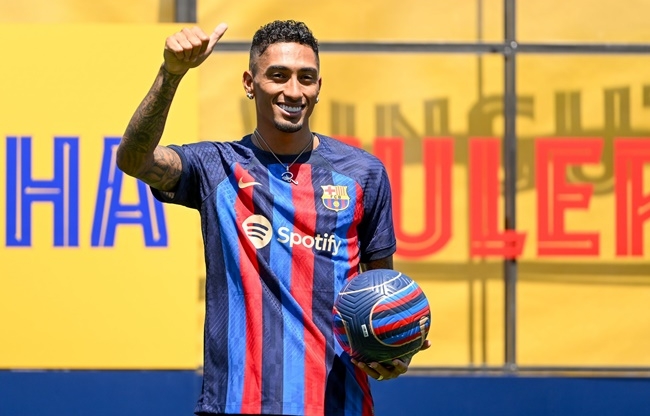 Chấp nhận mua xong Raphinha, Barca phải muối mặt