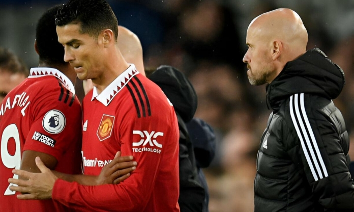 Đối đầu với Ronaldo khiến Ten Hag không còn được tôn trọng ở MU