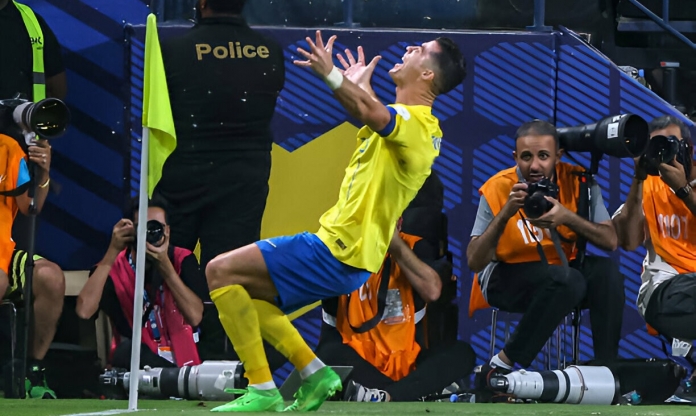 Vừa mất cúp, Ronaldo nhận ngay tin sét đánh từ 'đàn em' Messi