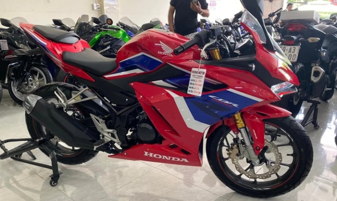 Giá xe Honda CBR150R mới nhất tháng 06/2023 tại đại lý