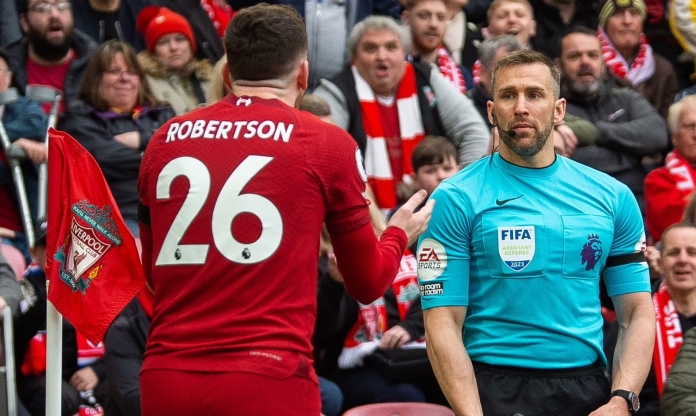 ‘Đánh nguội’ sao Liverpool, trọng tài nguy cơ nhận án phạt nặng