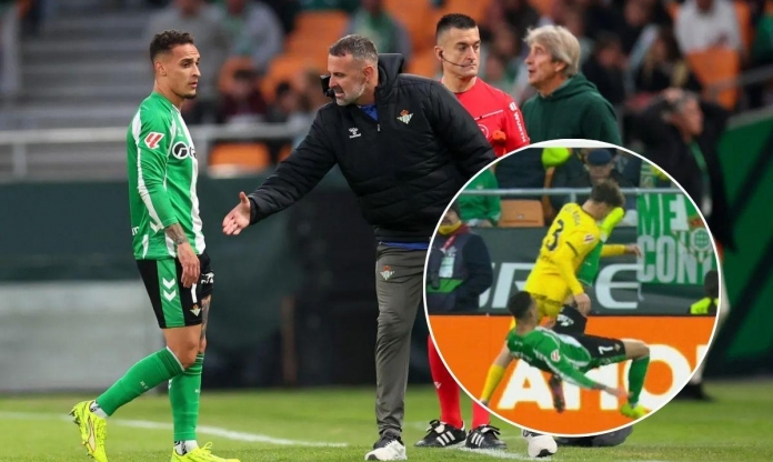 Antony nhận thẻ đỏ, CĐV đứng dậy vỗ tay