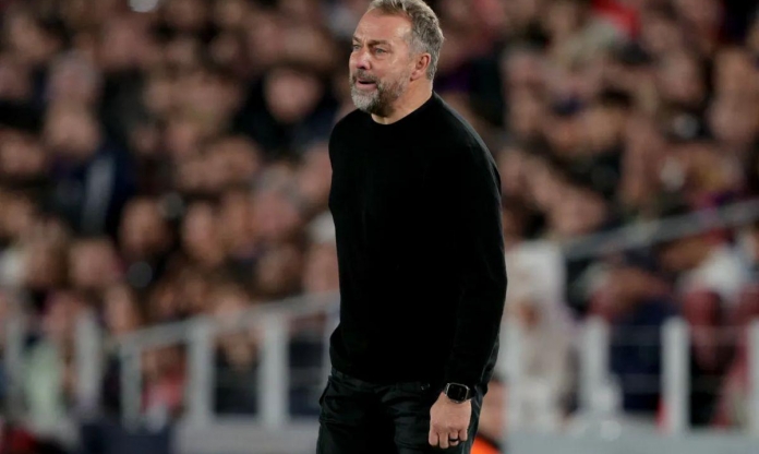 Hansi Flick suýt rơi nước mắt sau trận thắng của Barca