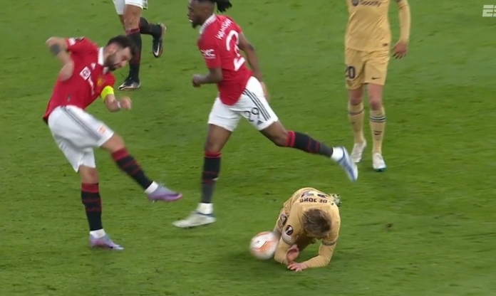Bruno Fernandes chơi xấu với De Jong, fan MU được dịp hả hê