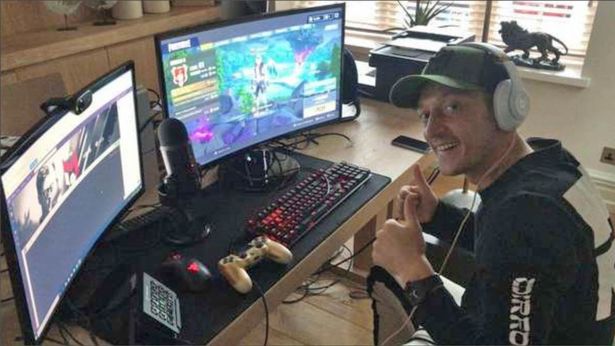 Ozil tính làm game thủ chuyên nghiệp sau khi giải nghệ
