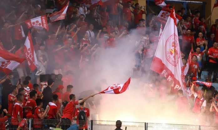 Những hình ảnh xấu xí Vleague: Hải Phòng đốt pháo sáng, Nam định ném chai lọ