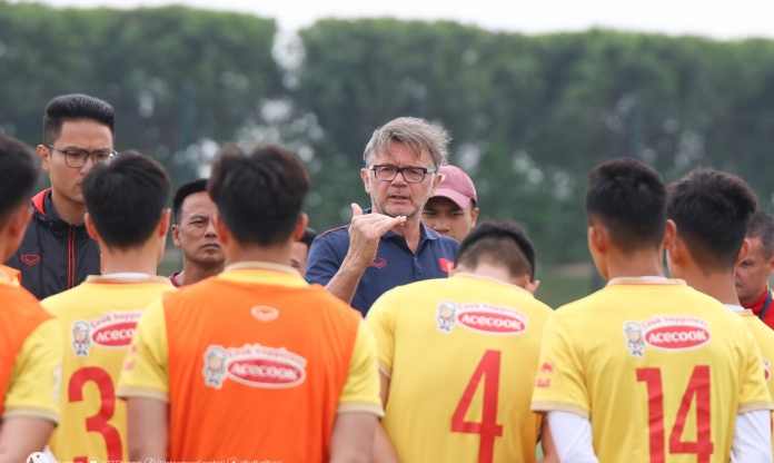 HLV Troussier thực hiện 'liệu pháp tâm lý đặc biệt' với U23 Việt Nam sau hai trận thua