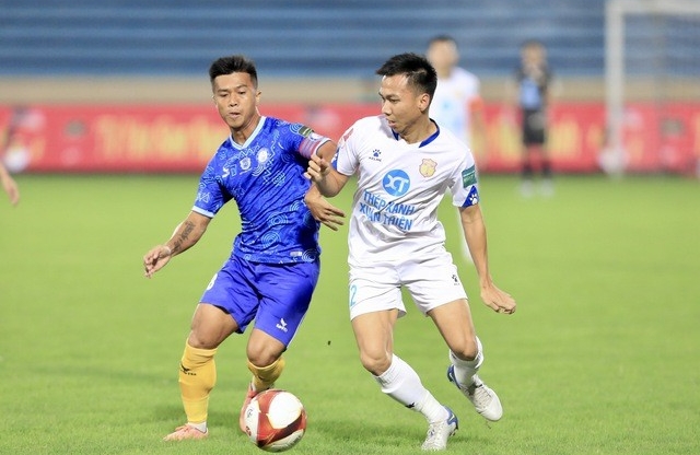 Bị 'cướp' chiến thắng, HLV tại V-League 'phát điên' vì công tác trọng tài