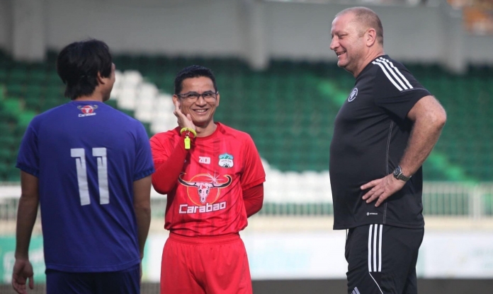 HLV Kiatisak mời cựu danh thủ Leicester City đến HAGL