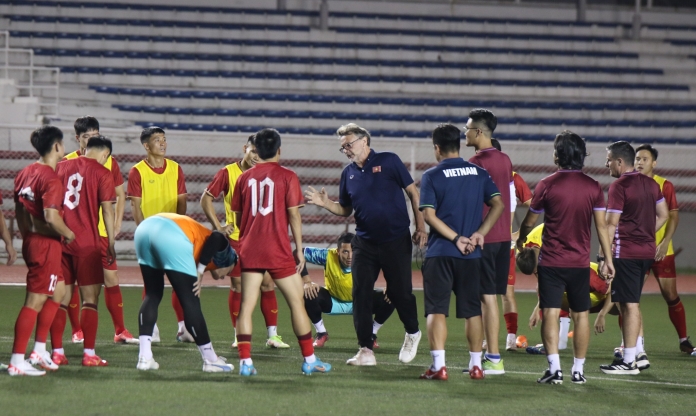 ĐT Việt Nam căng mình rèn quân trên sân cỏ nhân tạo chờ đấu Philippines