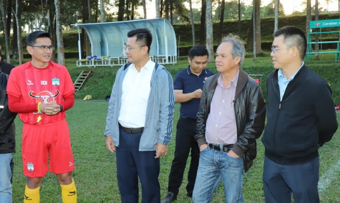 Bầu Đức xác nhận tương lai của HLV Kiatisak