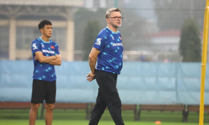 HLV Troussier ra lệnh cấm ngay khi ĐT Việt Nam vừa đến Indonesia