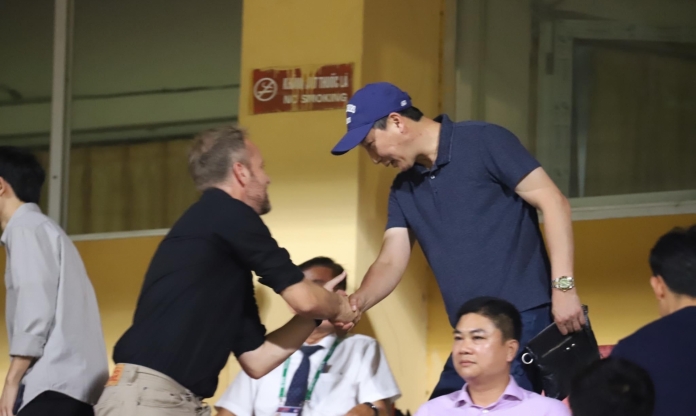 HLV Polking cùng HLV Kim Sang Sik dự khán V-League