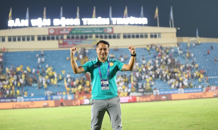 HLV Nam Định thốt lên khi chạm 1 tay vào cúp vô địch V-League
