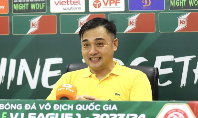 HLV Viettel chỉ thẳng thủ môn hay nhất V-League 2023/24