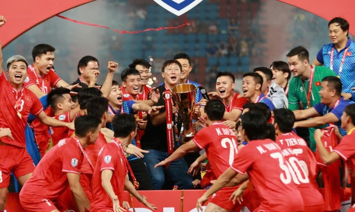 FIFA 'bắn tín hiệu' đến thầy trò HLV Kim Sang Sik trước trận gặp MU