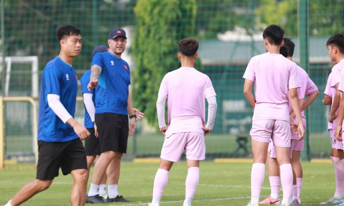 HLV Brazil rèn chiến thuật cho U16 Việt Nam trước giải quốc tế