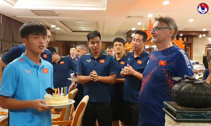 VIDEO: HLV Philippe Troussier làm điều đặc biệt với trò cưng U22 Việt Nam