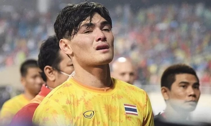 Trung vệ Thái Lan: 'Tôi không vứt huy chương, chỉ ném lên tặng CĐV'