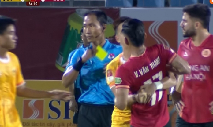 Văn Thanh định ăn thua với trọng tài sau khi nhận thẻ đỏ