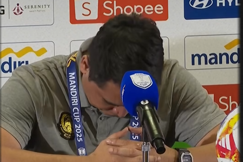 Bị loại khỏi U23 Đông Nam Á, HLV Malaysia bật khóc giữa phòng họp báo