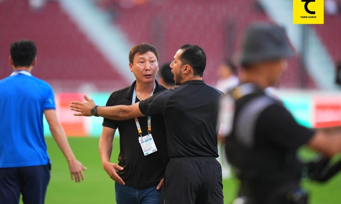 HLV Kim Sang Sik nổi giận, nhận thẻ vàng ở trận thắng U22 Lào