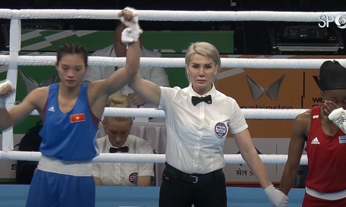 Đấm đối thủ ngã ra sàn, đại diện Việt Nam hiên ngang vào tứ kết Boxing VĐTG