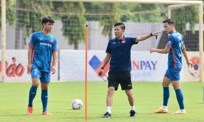 VIDEO: U23 Việt Nam đón vị khách 'đặc biệt' ngay trên sân tập