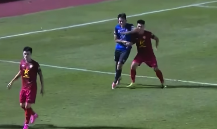 VIDEO: Hậu vệ V-League gây phẫn nộ dư luận với pha đánh nguội lộ liễu