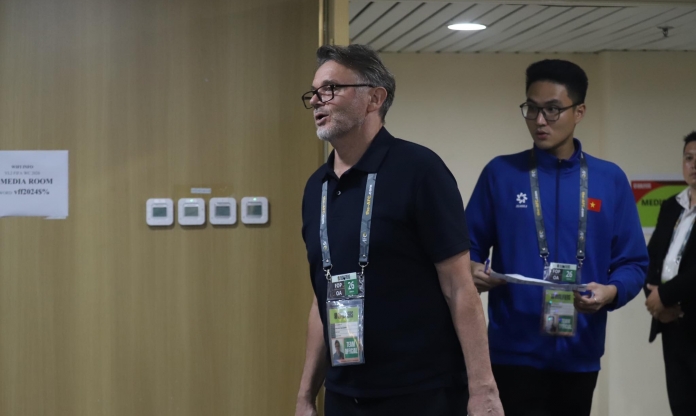 HLV Troussier vẫn ở lại Việt Nam