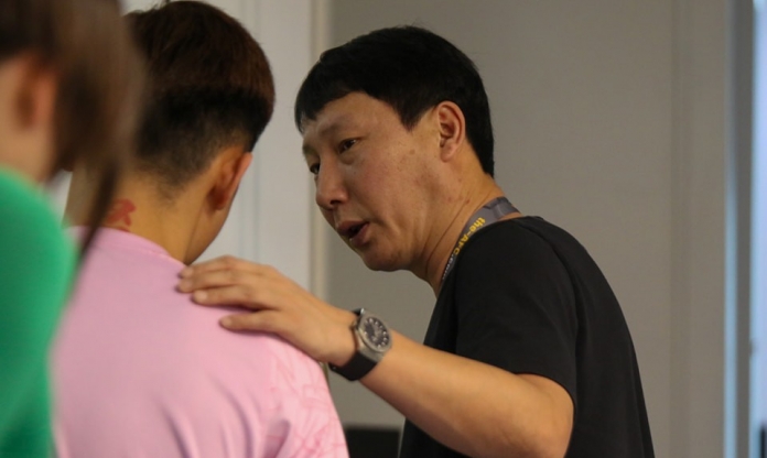 HLV Kim Sang Sik hành động bất ngờ với ĐT Việt Nam