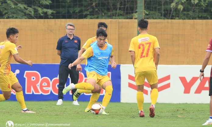 HLV Troussier dặn dò một cầu thủ U23 Việt Nam trước ngày sang Qatar