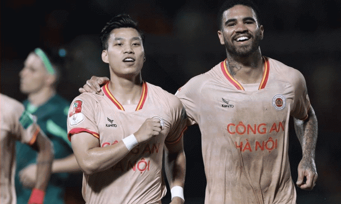 Văn Thanh rực sáng, CAHN áp sát ngôi đầu sau 'mưa bàn thắng'