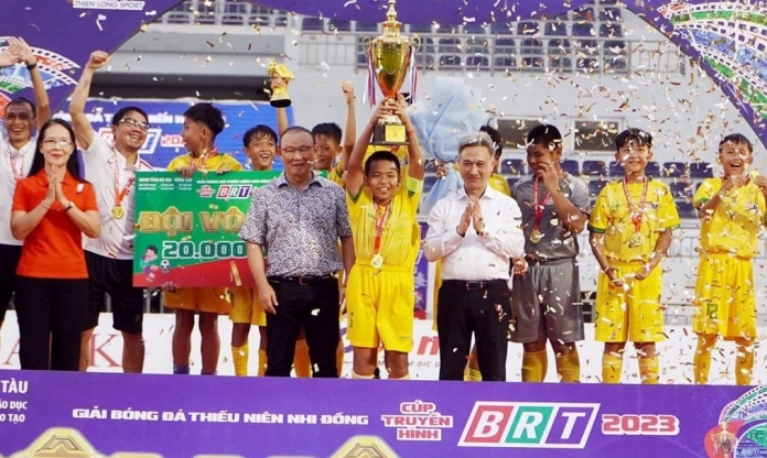 HLV Park Hang Seo trao cúp cho nhà vô địch