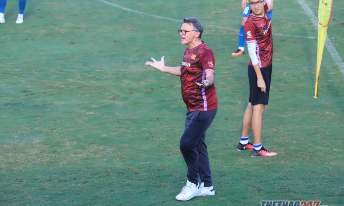 HLV Troussier nổi nóng trước ngày U23 Việt Nam đá trận ra quân