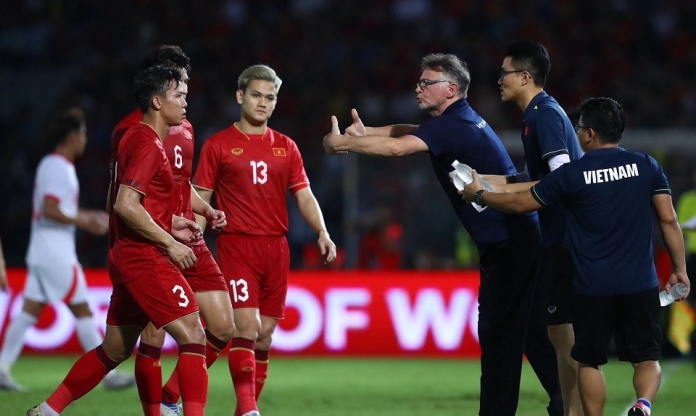 Cận cảnh HLV Troussier 'truyền lửa' ĐT Việt Nam trước trận đánh lớn