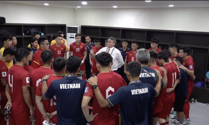 Bất ngờ cách HLV Troussier 'truyền lửa' trong phòng thay đồ ĐT Việt Nam