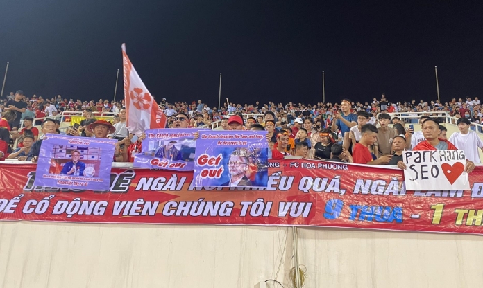 CĐV đồng loạt giơ biểu ngữ sa thải HLV Troussier