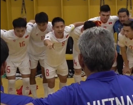 VIDEO: Đội trưởng ĐT Việt Nam thổi bùng lửa chiến đấu trong phòng thay đồ