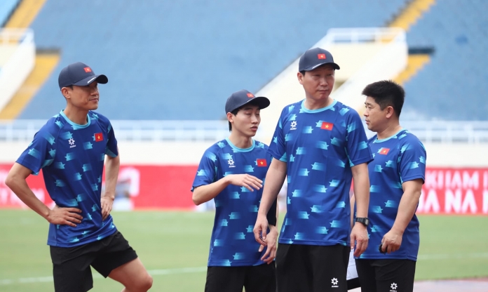 Trợ lý HLV Kim Sang Sik 'sốc' vì điều kiện thi đấu của Việt Nam