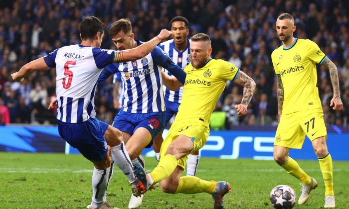 'Gã đồ tể' lãnh thẻ đỏ, Inter Milan quả cảm giành vé vào tứ kết Champions League