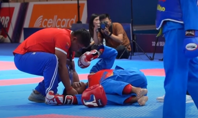 Võ sĩ Việt Nam khiến đối thủ bất động trên sàn đấu tại SEA Games 32