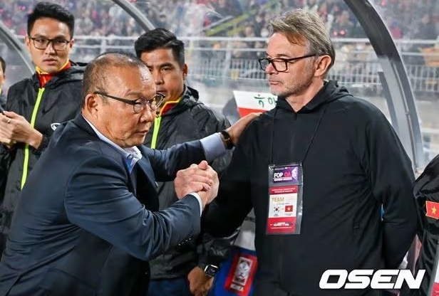 Báo Hàn bất ngờ đề cập đến HLV Troussier và HLV Park Hang Seo